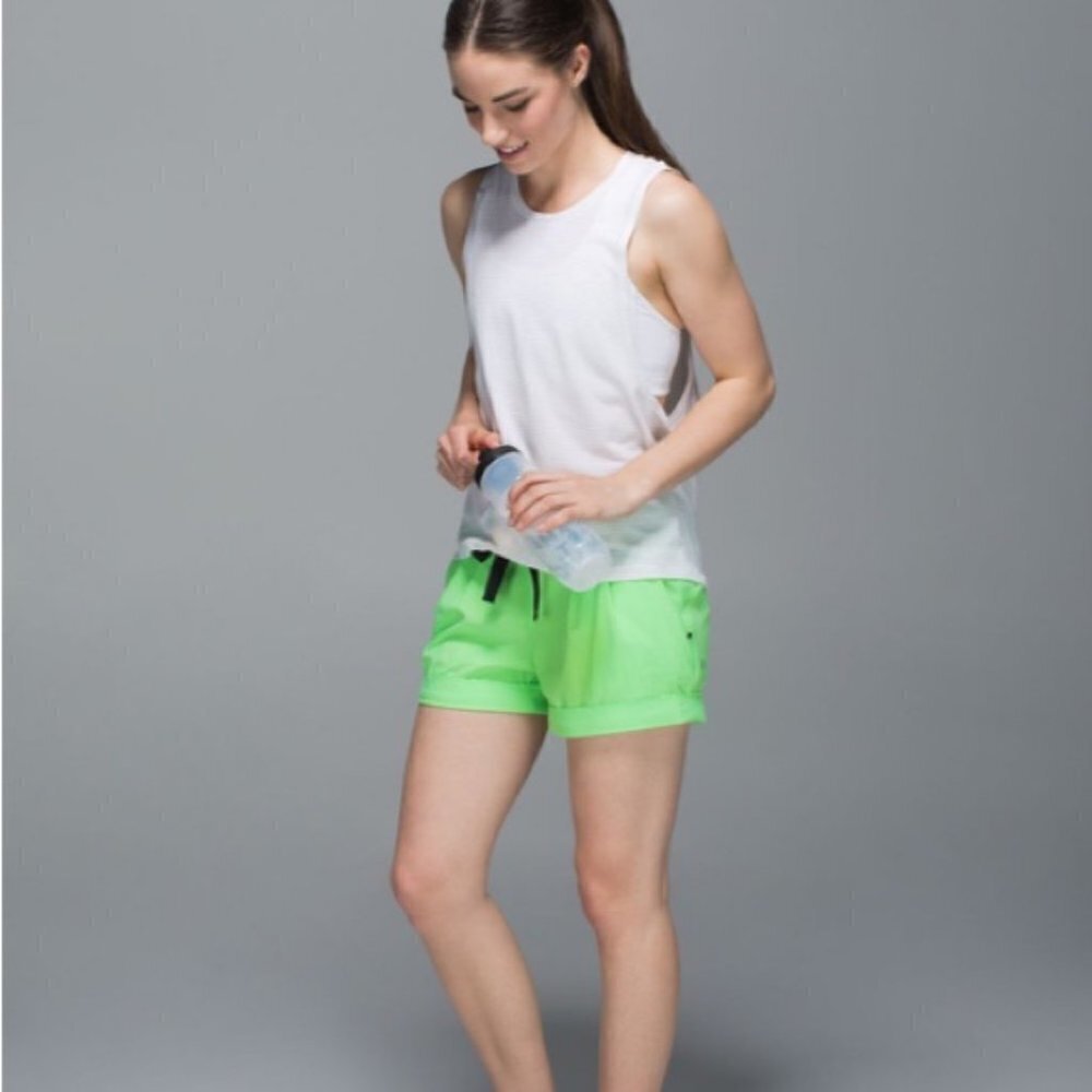Lululemon Spring Break Away Short in Pistachio size 6 NWT